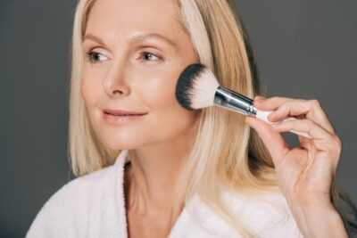 Какие приемы в макияже помогут скрыть брыли и визуально подтянуть контур лица