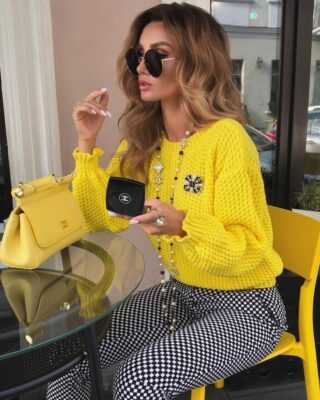 С чем носить желтый свитер и джемпер: 15 интересных идей